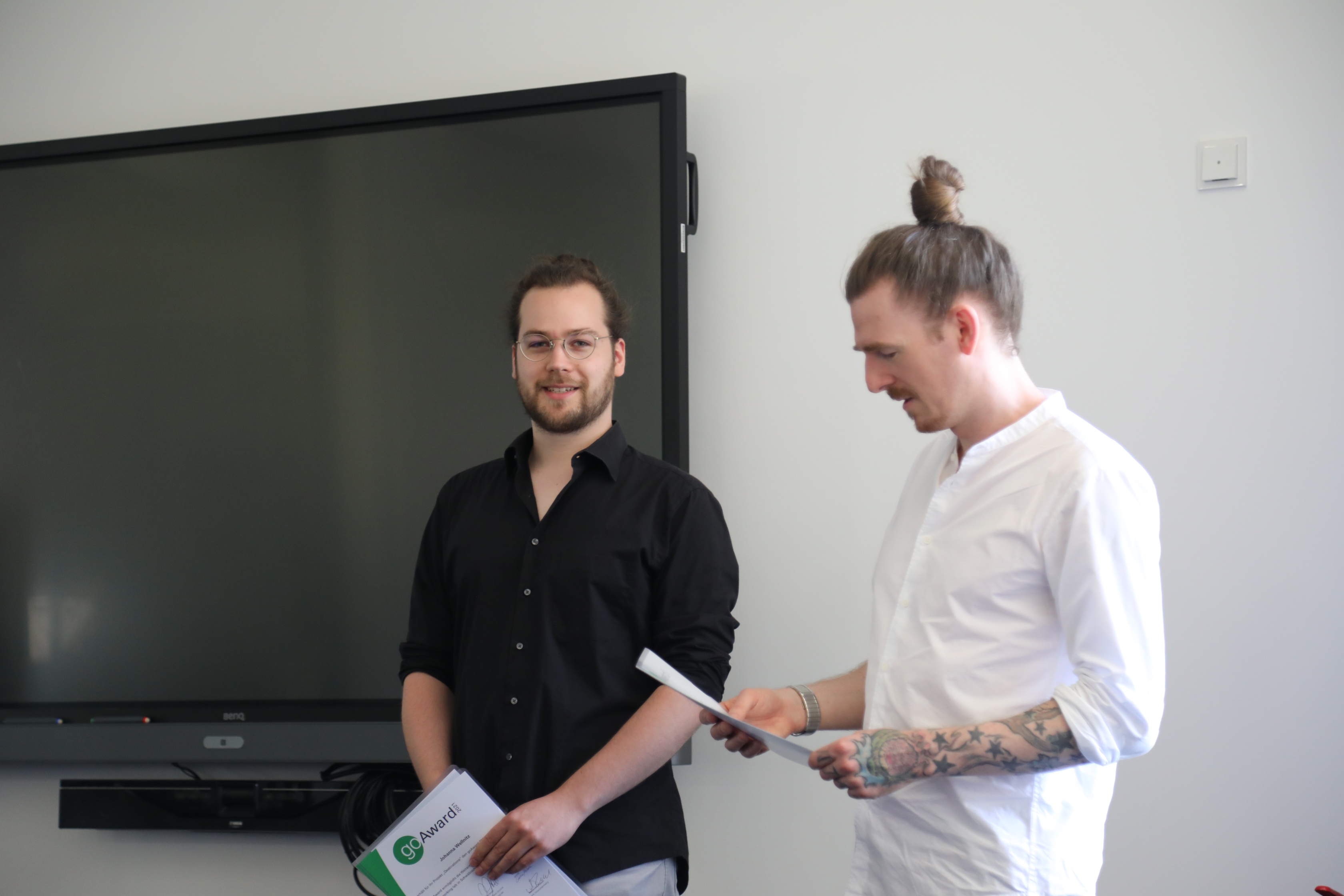 Kai Magnus Müller and Martin Wehl holding their certificates at the goAward ceremony in Schwäbisch Gmünd